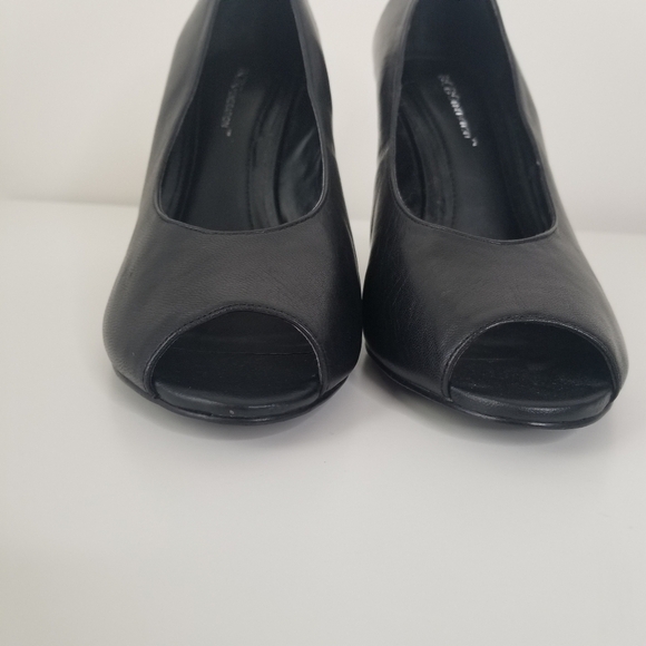 BCBGeneration Black Leather Chunky Wedge Peeptoe Sandals Size 9.5 - Picture 3 of 9